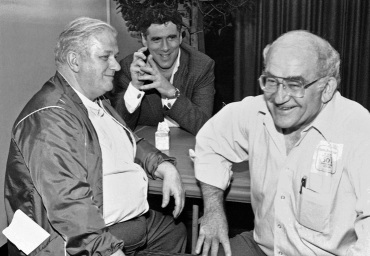 Charles Durning junto a Ed Asner y Elliott Gould en 1984